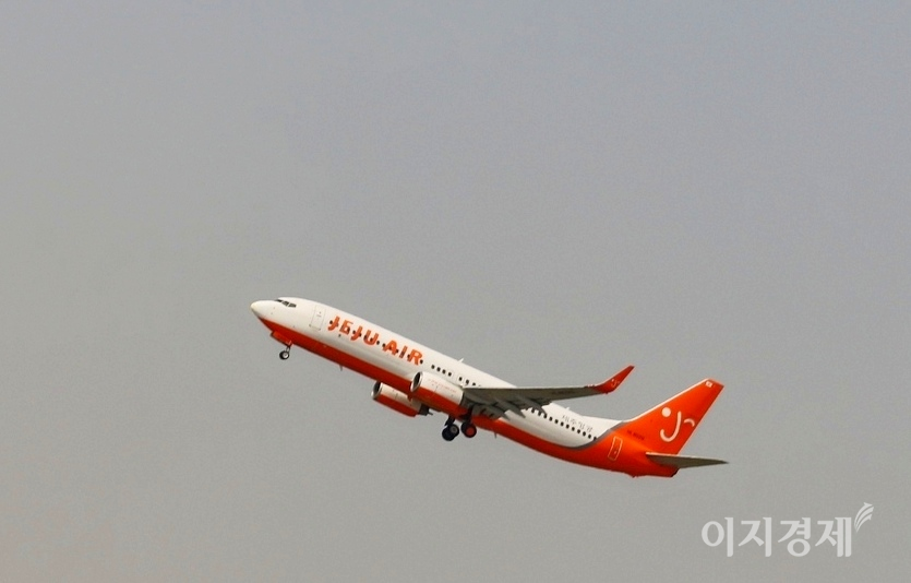 제주항공은 지난해 여객기 좌석에 화물을 싣는 ‘기내 운송’을 시작했지만, 지난해 영업손실과 당기순손실은 852%, 756% 급감했다. 사진=이민섭 기자