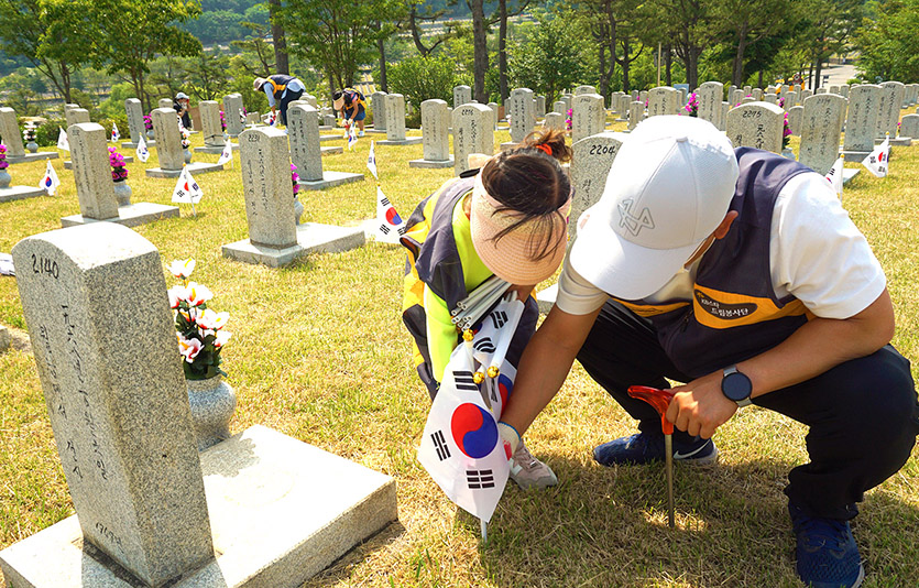 KB국민은행이 국립서울현충원에서 묘역관리 봉사활동을 실시했다. 사진=KB국민은행
