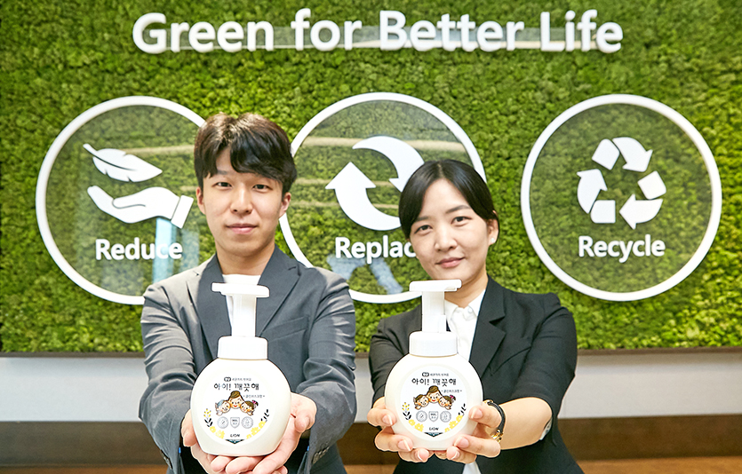 SK지오센트릭은 친환경 기능성 소재 활용을 위해 유통업체들과 손잡았다. 사진=SK지오센트릭