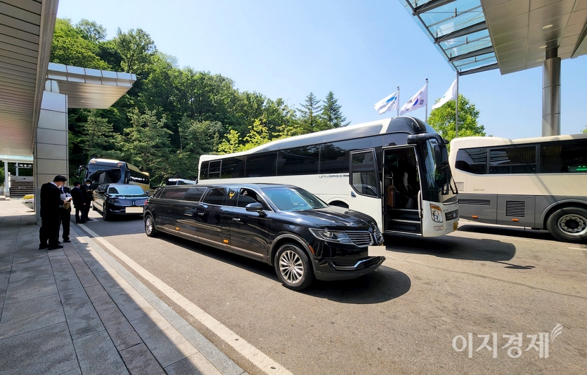 고인을 태운 링컨 리무진이 화장을 위해 승화원에서 대기하고 있다. 사진=정수남 기자