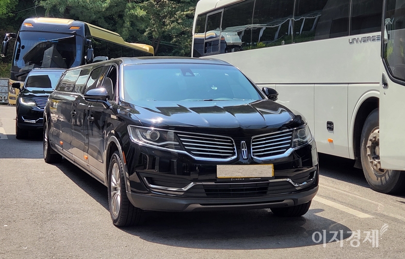 고인을 태운 링컨 리무진이 화장을 위해 승화원에서 대기하고 있다. 사진=정수남 기자