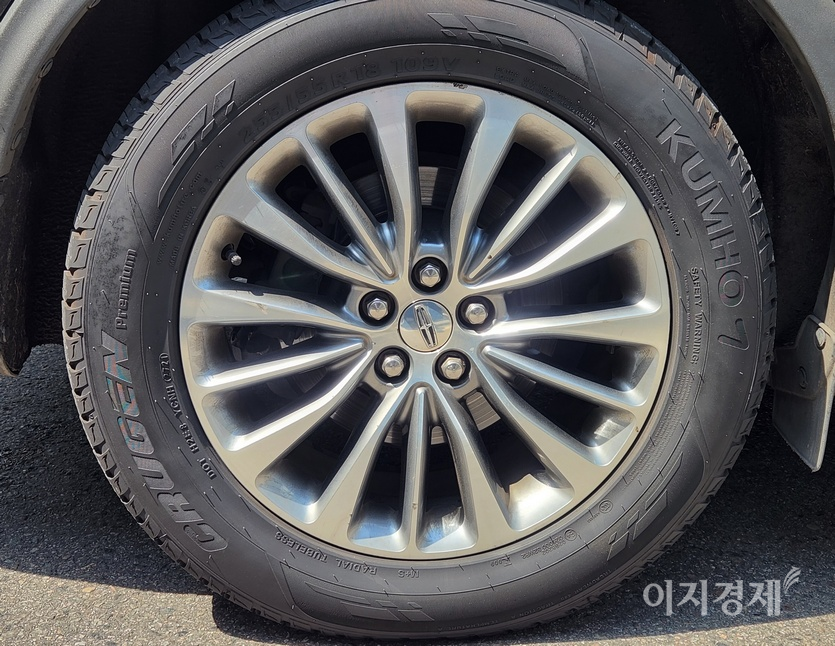 포드의 고급 브랜드인 링컨 리무진이 금호타이어 크루젠을 장착했다. 사진=정수남 기자