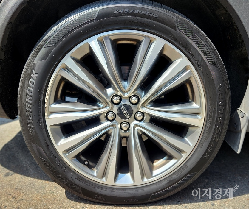 링컨 리무진이 한국타이어 벤투스 S2를 탑재했다. 사진=정수남 기자