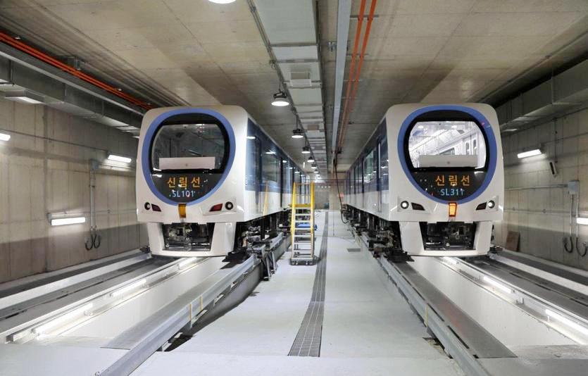 차량 기지에 정차해 있는 신림선 도시철도 전동차. 사진=DL이앤씨