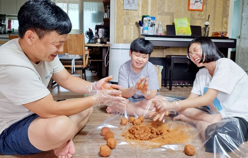 LG유플러스 임직원 가족이 EM흙공을 만들고 있다. 사진=LG유플러스