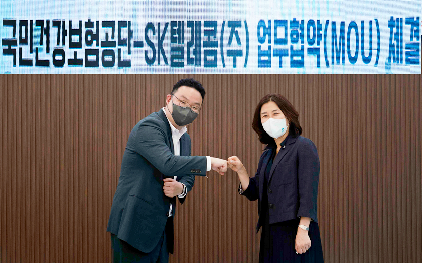 SK텔레콤 (왼쪽부터)윤현상 에이닷 상품담당, 국민건강보험공단 이은영 만성질환관리실장이 기념사진을 찍고 있다. 사진=SK텔레콤