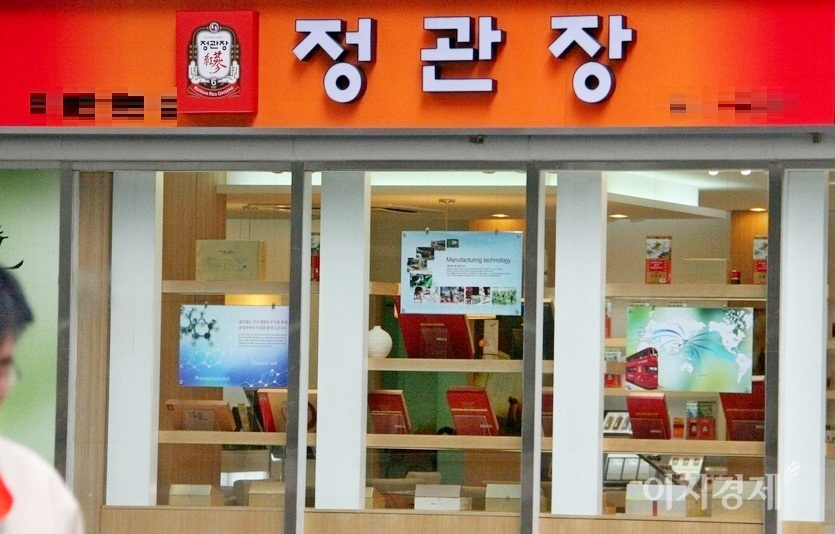 지난해 인삼공사의 경영 실적이 부진했다. 인삼공사가 운영하는 정관장. (위부터)서울 강남 직영점과 전북 전주에 있는 대리점. 사진=김보람 기자