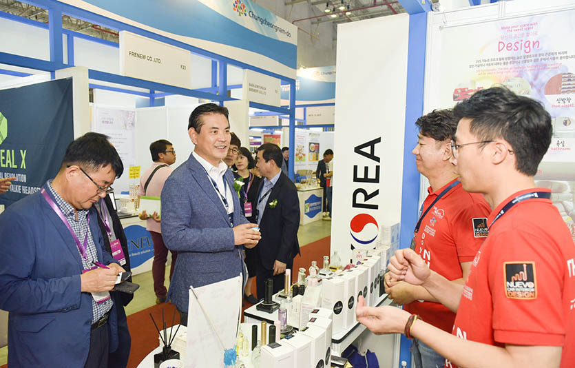 한국무역협회와 코엑스는 감염병 사태 이후 3년 만에 해외전시회를 본격 재개한다. 2019 베트남 국제 프리미엄 소비재전 현장. 사진=코엑스