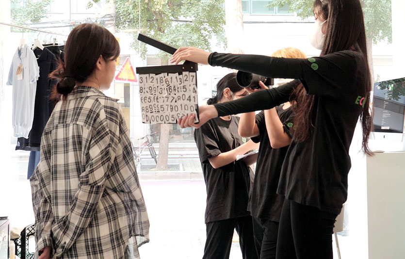 GS리테일은 영상을 통해 환경 문제를 알릴 ‘에코크리에이터’를 모집한다. 청소년 에코크리에이터가 영상을 촬영하고 있다. 사진=GS리테일