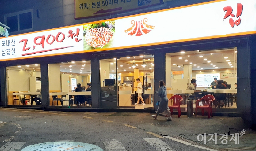 성남시 중원구에 있는 24시간 삼겹살 전문식당. 4월까지만 해도 새벽시간에 많아야 한두 식탁에만 손님이 있었지만, 지난달 초부터는 평일 새벽에도 빈 식탁이 없다. 사진=정수남 기자