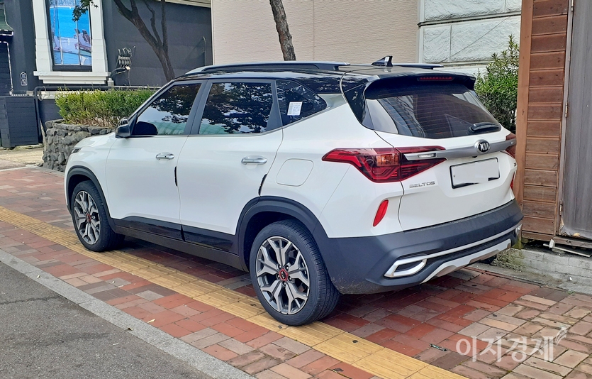 부성애를 그린 카시오페아에서 주인공 인우와 수진은 기아차 셀토스를 탄다. 사진=정수남 기자