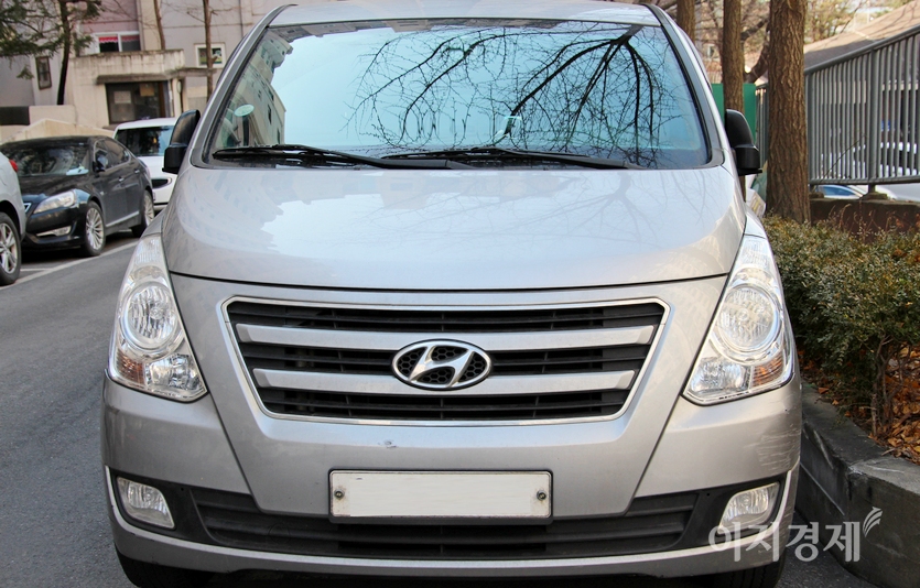 타이거 마스크에서 윤 회장의 수하들은 현대차 스타렉스를 이용한다. 사진=정수남 기자