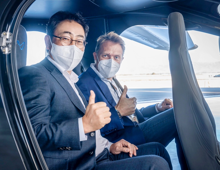 유영상(왼쪽) SKT 대표이사가 미국 캘리포니아주 마리나에 있는 생산시설에서 UAM에 탑승했다. 사진=SKT