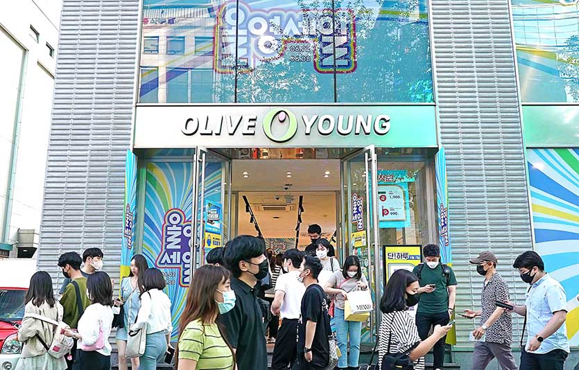 올영세일 첫날인 2일 오후 올리브영 강남 플래그십 매장 앞이 쇼핑객들로 붐비고 있다. 사진=CJ올리브영