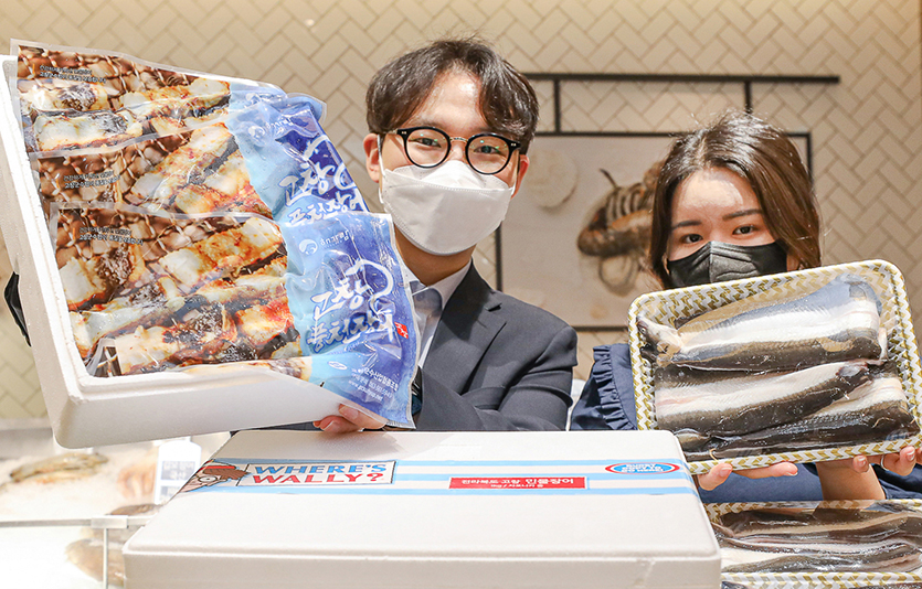 현대백화점 무역센터점 지하 1층 식품관에서 직원들이 고창 민물장어를 선보이고 있다. 사진=현대백화점