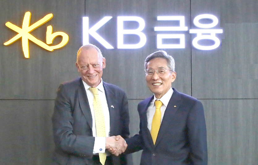 KB금융 (오른쪽부터)윤종규 회장과 영국 게리 그림스톤 부장관이 만남을 갖고 기념사진을 찍고 있다. 사진=KB금융