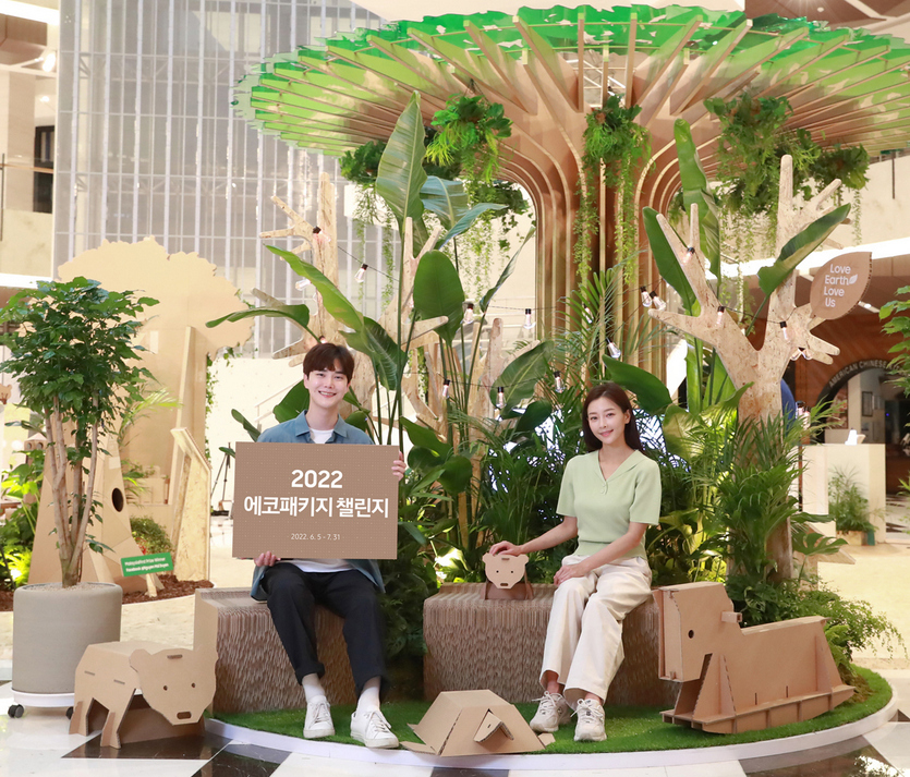 삼성전자가 ‘에코패키지 챌린지’를 개최한다. 올해 3회째를 맞은 에코패키지 챌린지는 TV 포장재를 생활 가구로 만드는 공모전이다. 이번 행사를 위해 만든 에코트리. 사진=삼성전자