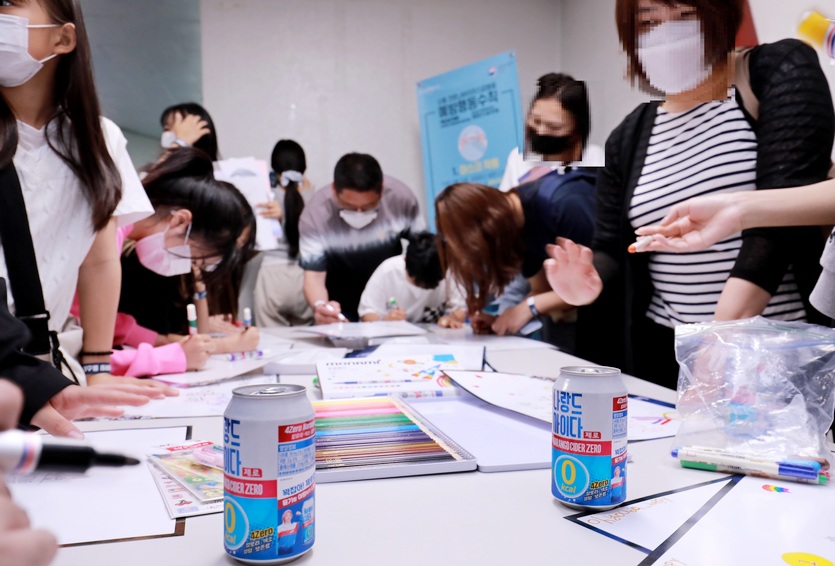 동아오츠카가 경기 시작 전에 관람객을 대상으로 나랑드사이다 시음을 진행했다. 사진=동아오츠카