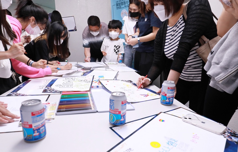 동아오츠카가 경기 시작 전에 관람객을 대상으로 나랑드사이다 시음을 진행했다. 사진=동아오츠카