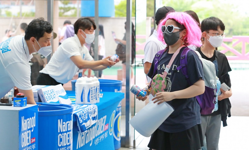 나랑드사이다 시음장에서 고객이 게임에 참여하고 있다. 사진=동아오츠카