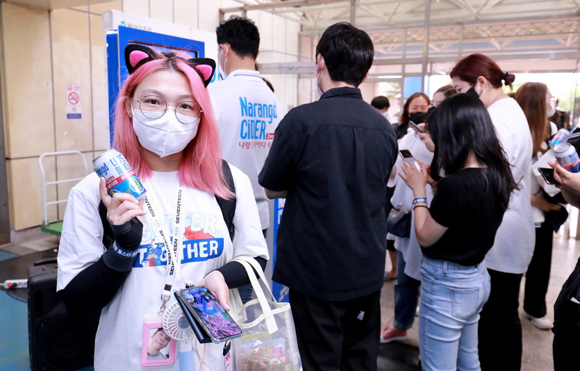 게임에 참여해 성공한 관람객이 나랑드사이다를 받았다. 사진=동아오츠카