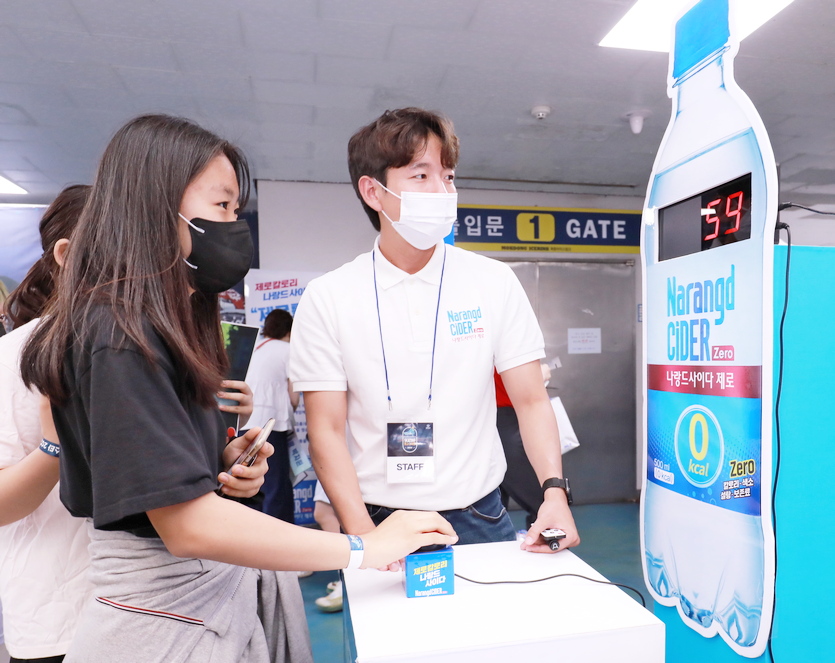 나랑드사이다 시음장에서 고객이 게임에 참여하고 있다. 사진=동아오츠카