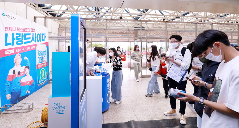 나랑드사이다 시음장에서 고객이 게임에 참여하고 있다. 사진=동아오츠카