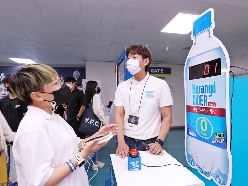 나랑드사이다 시음장에서 고객이 게임에 참여하고 있다. 사진=동아오츠카