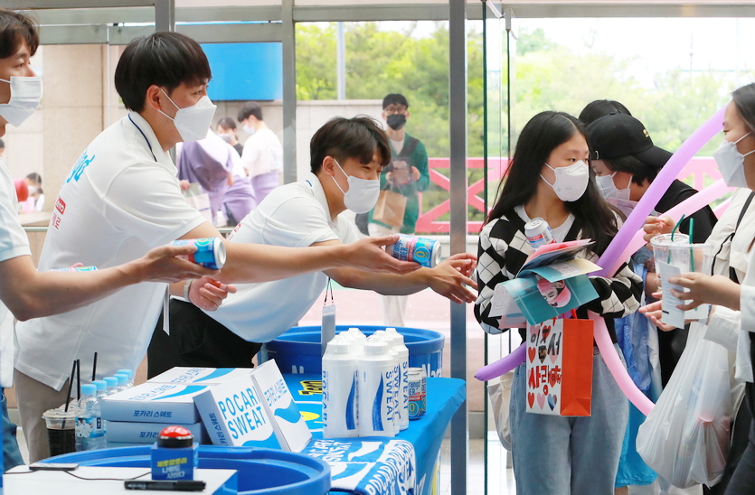 동아오츠카 직원들이 관람객에 나랑드사이다를 나눠주고 있다. 사진=동아오츠카