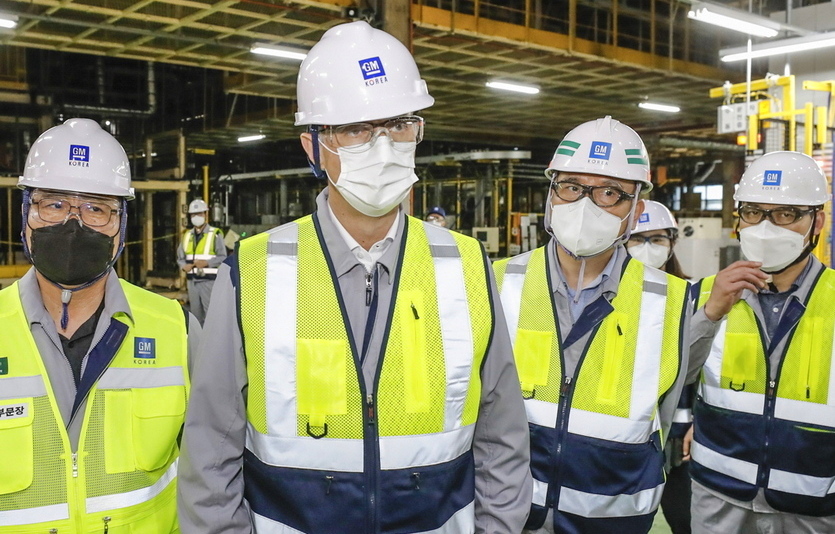 로베르토 렘펠(왼쪽 두번째) 한국GM 신임 사장이 자사의 부평공장을 지난 주말 찾았다. 사진=한국GM