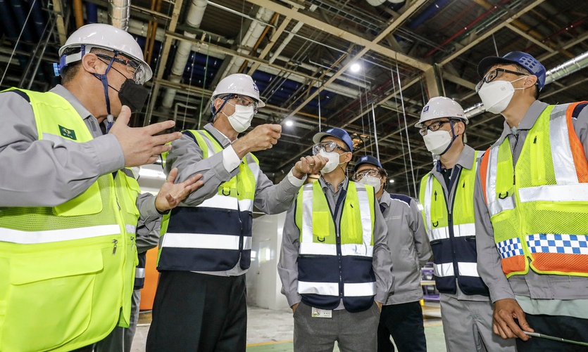 로베르토 렘펠(왼쪽 두번째) 사장이 신규 설비와 신차 생산에 대한 중요성을 임직원에게 설명하고 있다. 사진=한국GM