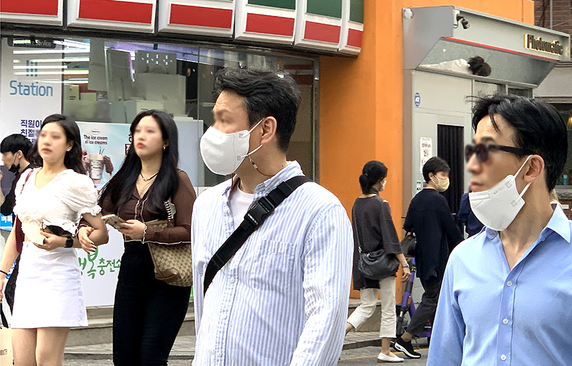 코로나19 유행 감소세가 이어지면서 6일 신규 확진자 수는 6000명대를 기록했다. 이달 3일 서울 강남구 가로수길. 사진=김성미 기자