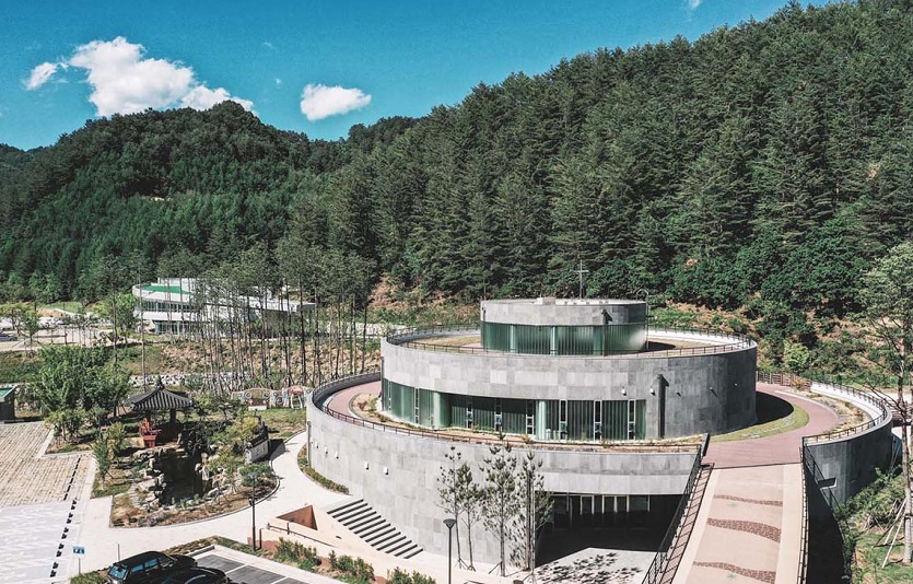 금강송 에코리움은 자연속 힐링 프로그램을 다양하게 제공한다. 사진=금강송에코리움