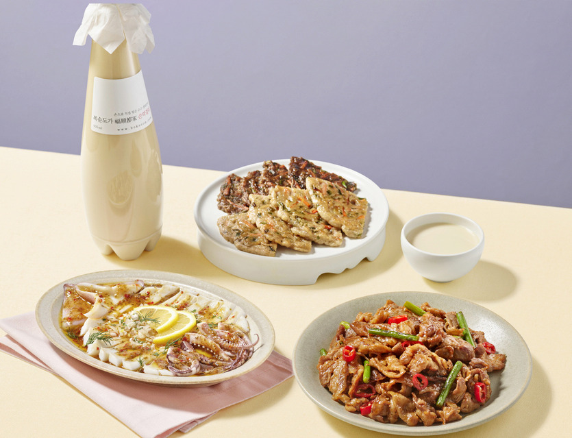 프레시지가 고급 전통주 브랜드 복순도가와 협업해 손막걸리와 찰떡 궁합인 간편식 4종을 선보였다. 사진=프레시지