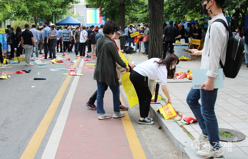 손팻말 등이 어지럽게 널렸다. 이중 일부는 집회 참석자가 수거했지만, 대부분은 도로에 방치됐다. 사진=정수남 기자