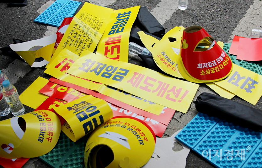 손팻말 등이 어지럽게 널렸다. 이중 일부는 집회 참석자가 수거했지만, 대부분은 도로에 방치됐다. 사진=정수남 기자