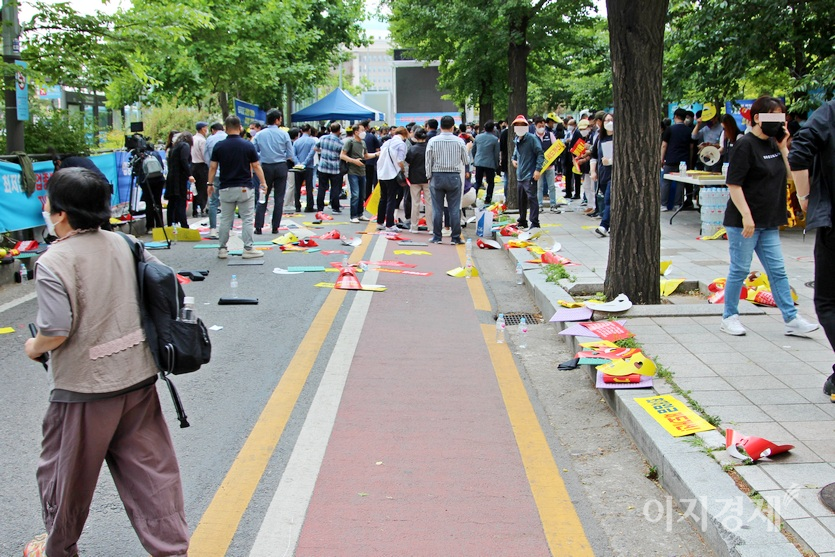 대부분은 도로에 방치됐다. 사진=정수남 기자