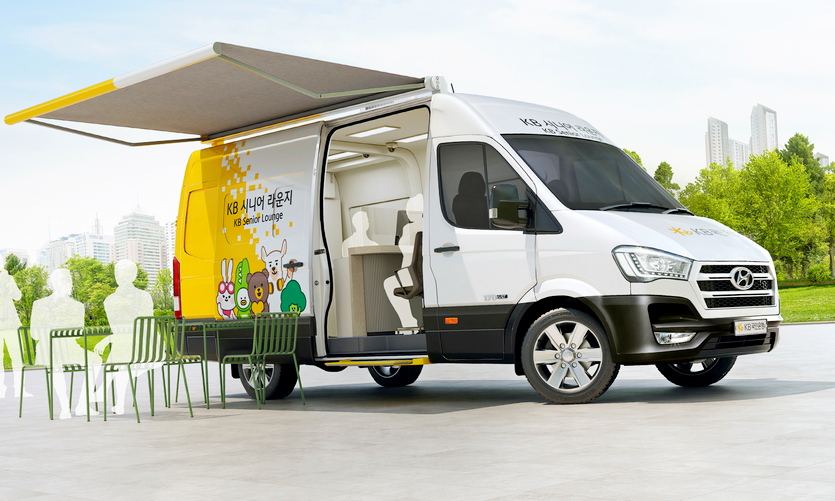 KB국민은행이 고령인구가 상대적으로 많은 서울 5개구와 함께 이동 점포인 ‘KB 시니어 라운지’를 운영한다. 사진=국민은행