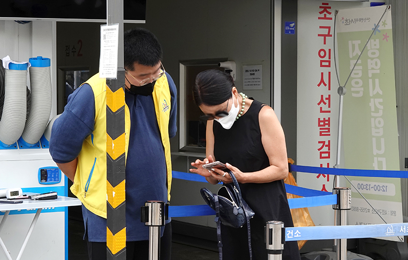 코로나19 유행이 완만한 감소세를 보이는 가운데 8일 신규 확진자 수는 1만2000명대를 기록했다. 이달 7일 고속터미널에 마련된 서초구 선별검사소. 사진=신광렬 기자