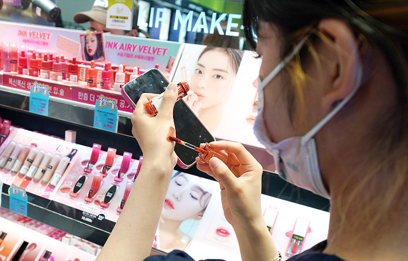 CJ올리브영이 최근 진행한 ‘올영세일’ 매출을 분석한 결과 색조화장품과 향수 매출이 증가했다. 사진= CJ올리브영