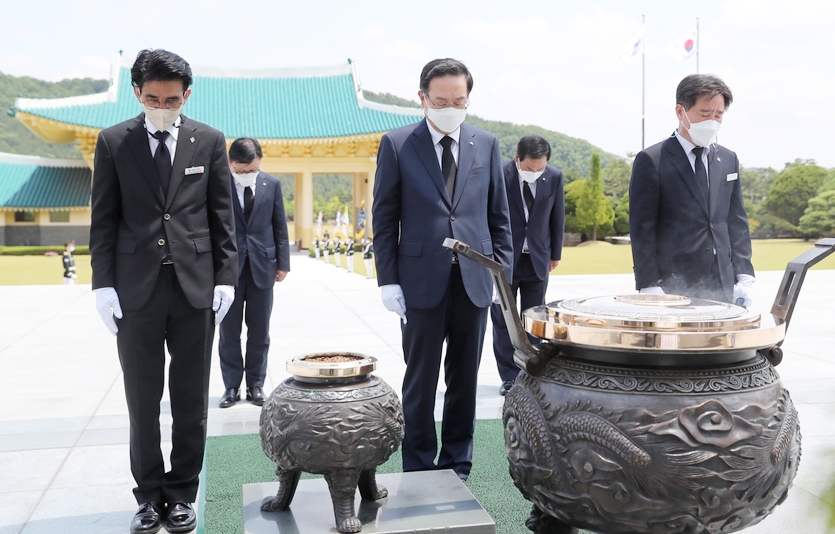 손태승 우리금융그룹 회장이 인기 내 종힙금융그룹 1위 도약을 위해 순국선열 유가족을 적극 지원한다.손태승 회장과 이원덕 우리은행장이 충청남도 계룡시 계룡대를 방문해 육해공군 신임 참모총장과 만나, 순국선열에 대한 감사를 포하고, 유가족 지원방안 등을 9일 논의했다.우리금융은 육해공군 순국선열의 유가족 생계비와 자녀 학자금 등을 지원하기 위해 위국헌신 전우사랑기금(육), 바다사랑 해군장학재단(해), 하늘사랑 장학재단(공)에 각각 2억원을 기부했으며, 추가 지원을 계획하고 있다.손태승 회장은 “나라를 위해 희생한 순국선열에 대한 깊은 존경과 감사의 마음을 표한다.국가유공자와 유가족이 큰 어려움 없이 생활할 수 있도록 그룹차원에서 지원을 아끼지 않겠다”고 말했다.손태승 회장(앞줄 가운데)과 이원덕 우리은행장(뒷줄 왼쪽)이 3군 참모총장 면담 후 국립대전현충원에서 참배하고 있다. 사진=우리금융