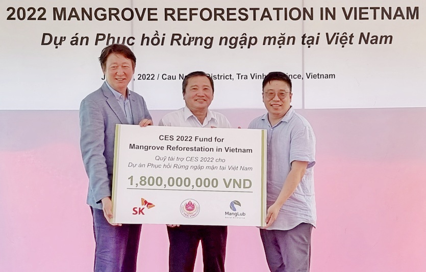 (왼쪽부터)임수길 SK이노베이션 부사장, 응웬중황 짜빈성 인민위원회 부위원장, 김항석 맹그러브 대표가 기념사진을 찍고 있다. 사진=SK이노베이션