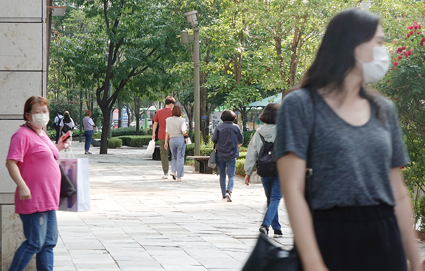 9일 신규 확진자는 사흘 만에 다시 1만명 미만을 기록했다. 같은 날 서울 신도림역 인근. 사진=신광렬 기자