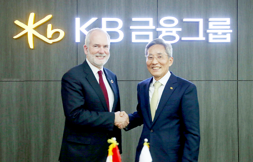KB금융 (오른쪽부터)윤종규 회장이 토마스 앙커 크리스텐센 덴마크 기후대사와 기념사진을 찍고 있다. 사진=KB금융