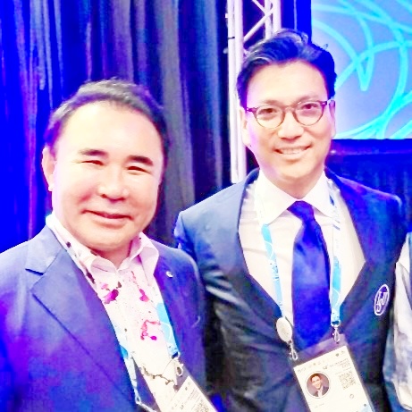 (왼쪽부터)윤홍근 대한빙상경기연맹 회장과 김재열 ISU 신임회장이 기념사진을 찍고 있다. 사진=대한빙상경기연맹