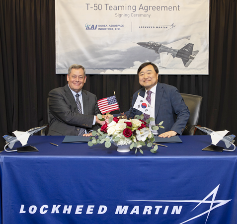 (오른쪽부터)안현호 KAI 사장과 그레그 얼머 록히드마틴 에어로 사장이 협력합의서 작성 후 기념사진을 찍고 있다. 사진=KAI