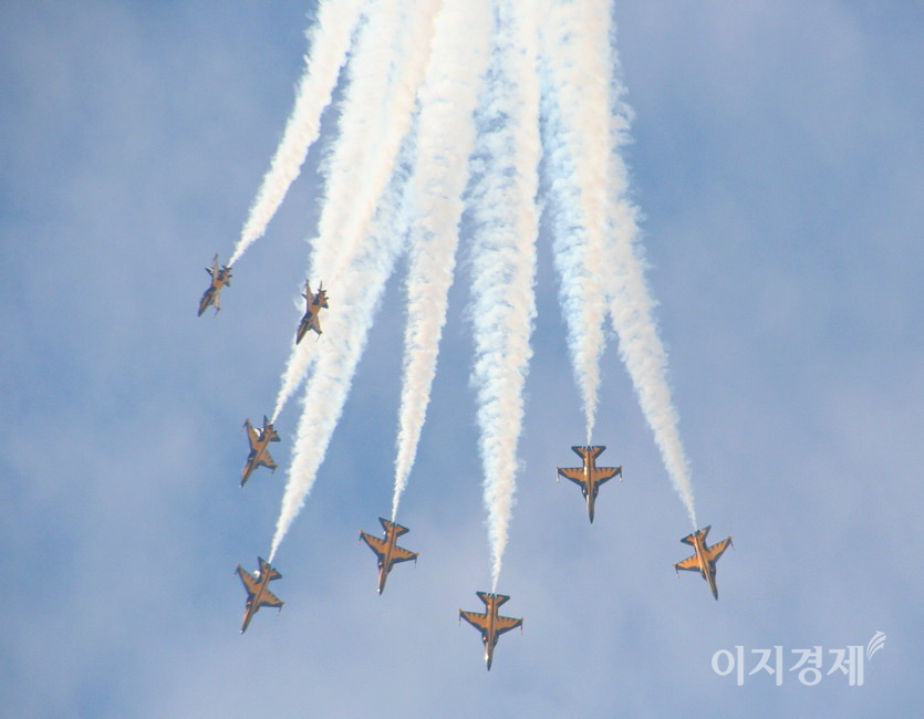 우리 공군의 블랙이글스가 T-50으로 에여쇼를 선보이고 있다. 사진=정수남 기자