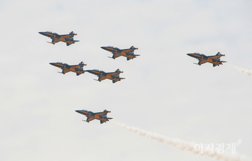 우리 공군의 블랙이글스가 T-50으로 에여쇼를 선보이고 있다. 사진=정수남 기자