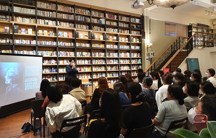 뇌과학자 장동선 박사가 청중에게 강연을 펼치고 있다. 사진=청호나이스