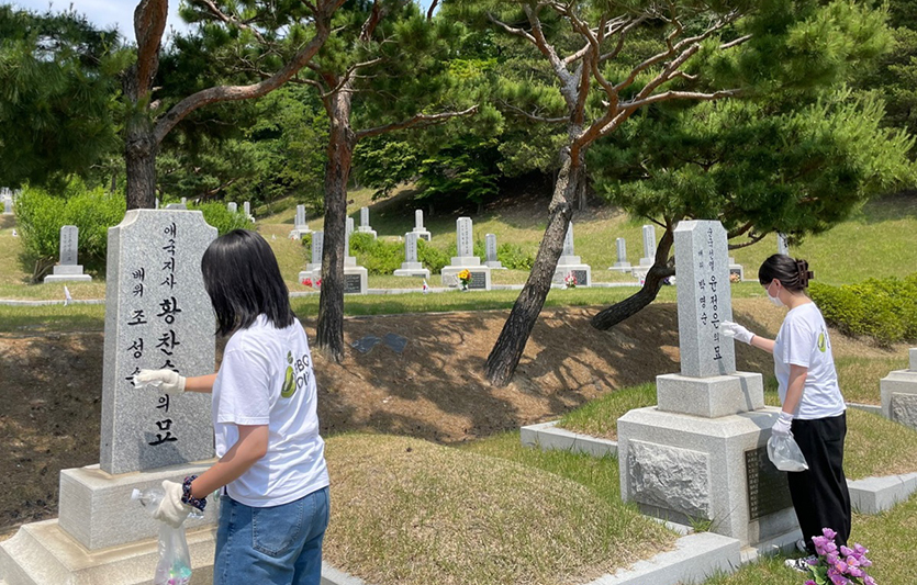 제너시스BBQ 그룹의 대학생 봉사단 올리버스는 국립대전현충원에서 봉사활동을 진행했다. 사진=제너시스BBQ그룹